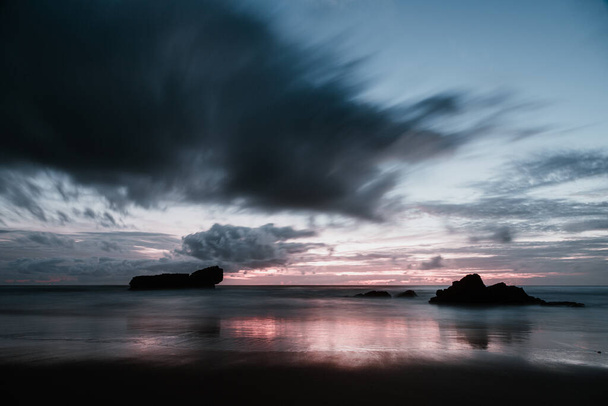 Знімок зроблено на побережжі Португалії, в морі з її скелями.. - Фото, зображення