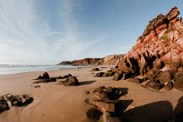Photo prise sur la côte vicentine au Portugal, dans la mer avec ses falaises. - Photo, image