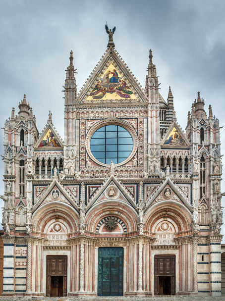 Sienan katedraalin pääjulkisivu (Duomo di Siena) on keskiaikainen kirkko Sienassa, Italiassa. Itse katedraali suunniteltiin ja valmistui alun perin vuosien 1215 ja 1263 välillä.. - Valokuva, kuva