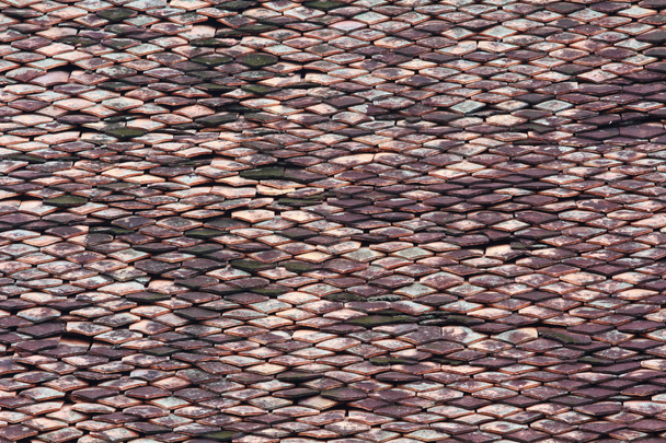 Azulejos de techo viejo naranja del templo tailandés
 - Foto, imagen