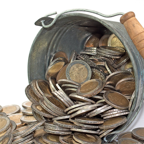 Beaucoup de pièces en euros dans un seau - Photo, image