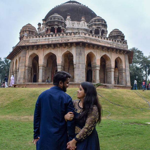 Nova Deli Índia novembro 25 2020 - Uma pose do casal para a sessão de pré-casamento dentro Lodhi Garden Delhi, um marco turístico popular em Nova Deli Índia, para sua sessão de pré-casamento, sessão de fotos pré-casamento - Foto, Imagem