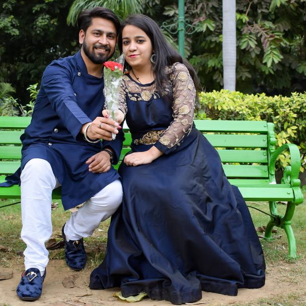 Nova Deli Índia novembro 25 2020 - Uma pose do casal para a sessão de pré-casamento dentro Lodhi Garden Delhi, um marco turístico popular em Nova Deli Índia, para sua sessão de pré-casamento, sessão de fotos pré-casamento - Foto, Imagem