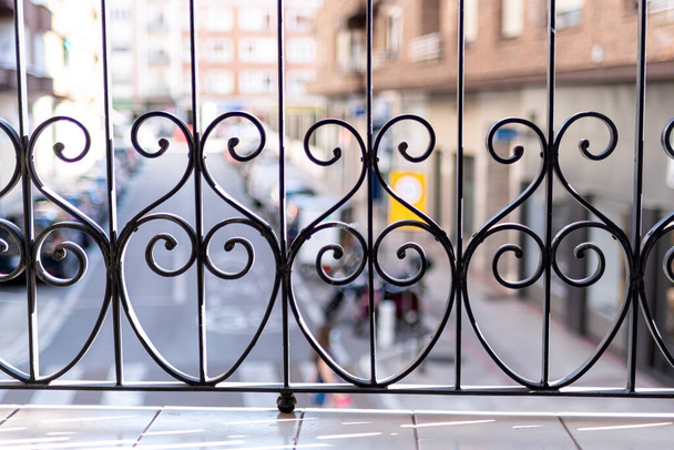 Siyah dökme demir parmaklıklar güzel şekilli balkona yerleştirilmiş.. - Fotoğraf, Görsel