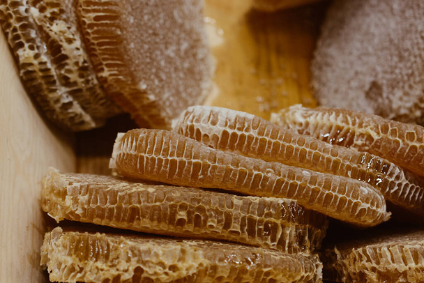 Μέλι σε κηρήθρα από στρογγυλή κυψέλη με γλυκό μέλι - Φωτογραφία, εικόνα