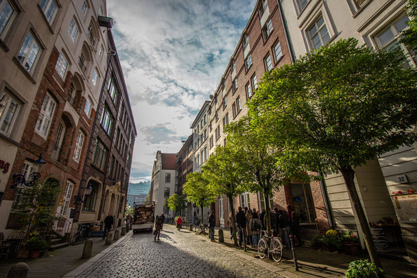 Zsúfolt utca Hamburgban, forgalmas nap a központi kerületben tele helyi és turista séta a régi épületek a háttérben. - Fotó, kép