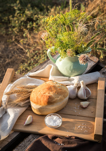 Bochník chleba a pšenice v přírodních podmínkách v přírodě - Fotografie, Obrázek