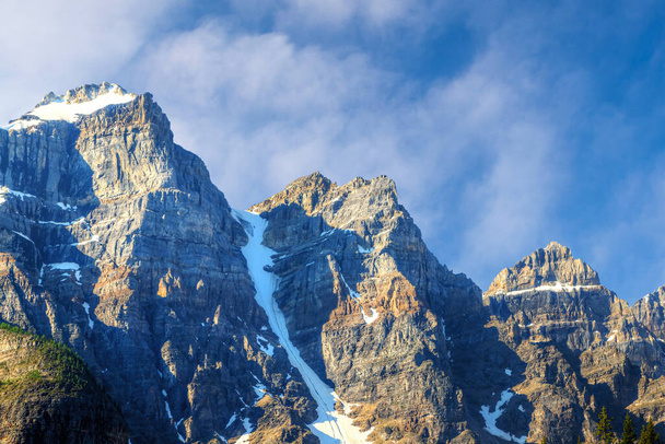 Закрытие гор Боулен, Тонса Пик и Маунт Перрен в канадских Скалистых горах Банфского национального парка. Эти горы являются частью знаменитой Долины Десяти Пиков на озере Морейне и являются любимыми среди туристов. - Фото, изображение