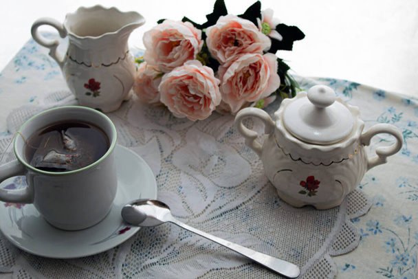 お茶とお茶のカップは花をセットします。, - 写真・画像