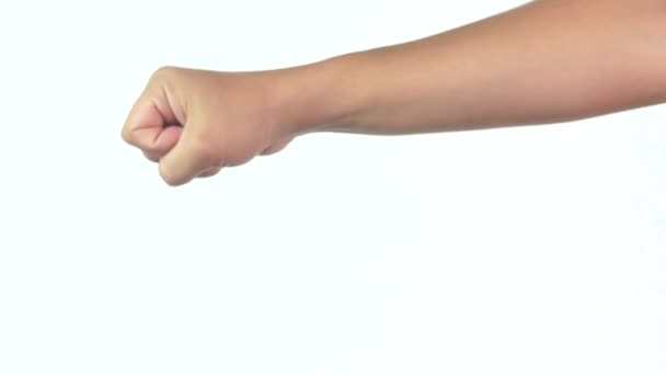 Fechar os punhos nus de uma mulher durante o treinamento ou exercício isolado em fundo branco
. - Filmagem, Vídeo