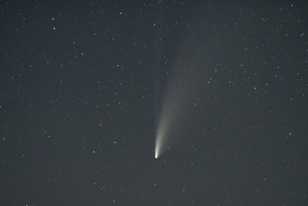 夜空での彗星の接近の様子 - 写真・画像