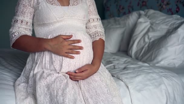 Gelukkig zwangere vrouw en verwacht baby thuis. - Video