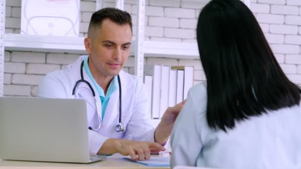 Γιατρός με επαγγελματική στολή που εξετάζει ασθενή στο νοσοκομείο - Πλάνα, βίντεο