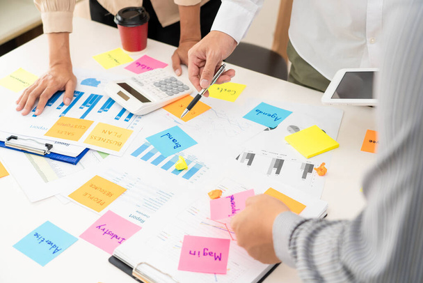 Tvůrčí skupina podnikatelů brainstorming používat lepkavé poznámky sdílet nápad na skleněné okno nebo stůl v kanceláři - Fotografie, Obrázek
