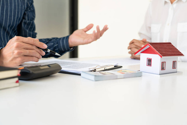 Les agents immobiliers expliquent le document pour les clients qui viennent contacter pour acheter une maison, acheter ou vendre un concept immobilier - Photo, image
