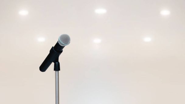 De microfoons op de stand voor spreken in het openbaar, Gastvrije of Gefeliciteerd Speech for Work Success achtergrond concept. - Foto, afbeelding