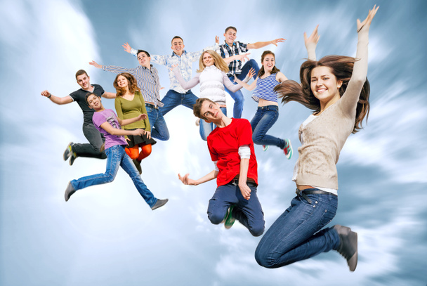 amigos adolescentes felices saltando en el cielo - Foto, imagen