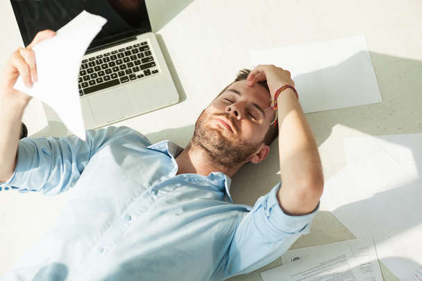 Businessman tired of work - Foto, afbeelding