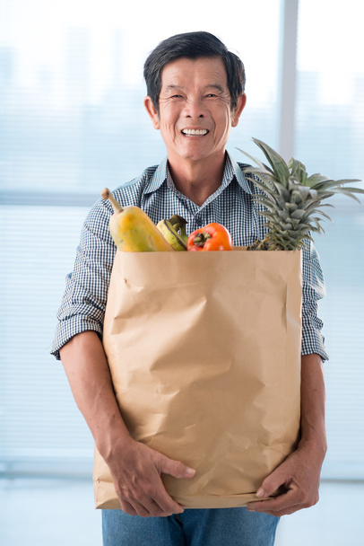 Hombre mayor con una bolsa de papel
 - Foto, Imagen