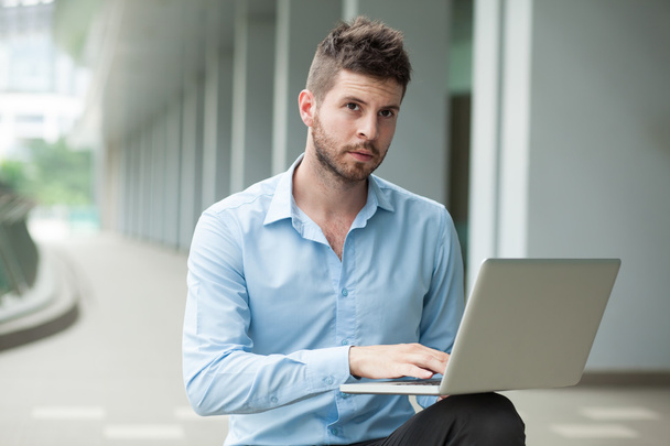 Бизнесмен, работающий с компьютером
 - Фото, изображение