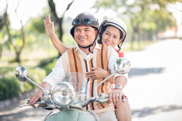 Счастливых старшеклассников на скутере
 - Фото, изображение