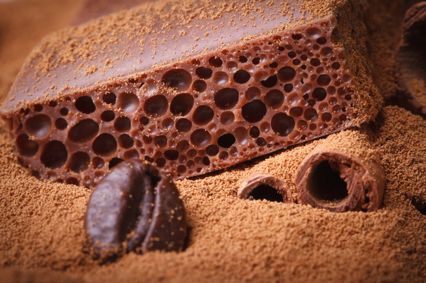 Makroporöse Schokolade mit Kakaopulver - Foto, Bild