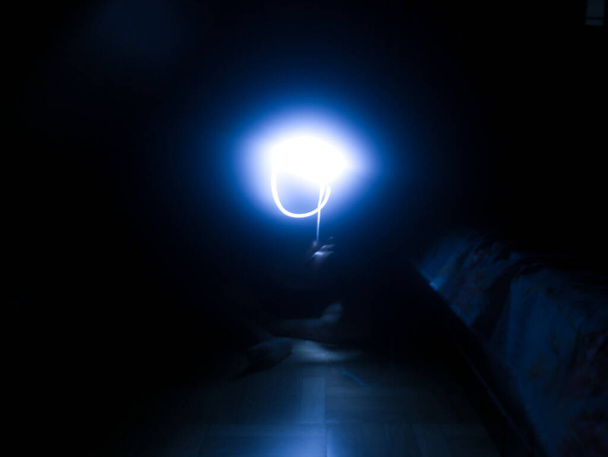 Karanlık bir arkaplanda ışık çizgileri görüntüsü - Fotoğraf, Görsel