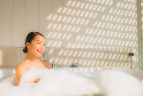 Portret młoda azjatycka kobieta relaks wziąć kąpiel w wannie dla koncepcji spa - Zdjęcie, obraz