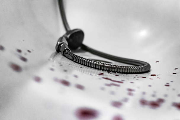 красные капли крови в душе белый фон окраски с головой душа и шланг в ванной - Фото, изображение