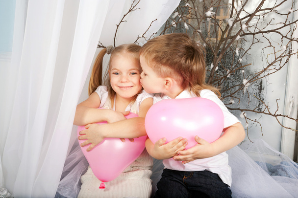 Маленька пара дітей цілується
 - Фото, зображення