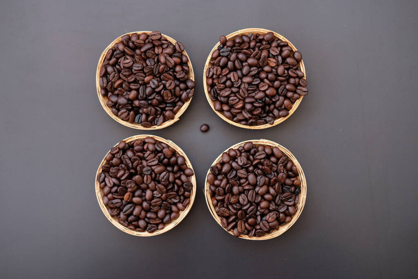 vista superior grãos de café no fundo da mesa e espaço para texto
 - Foto, Imagem