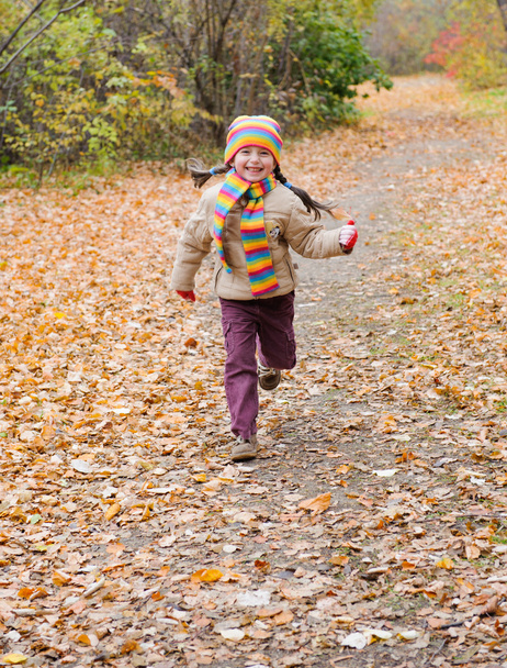 chica corre en otoño parque
 - Foto, Imagen