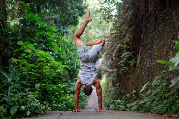 Hombre practica Yoga práctica y meditación al aire libre - Foto, Imagen