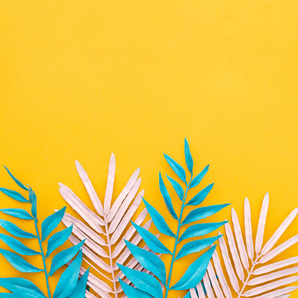 A high angle shot of blue and white decorative branches on a yellow background - Foto, Imagem