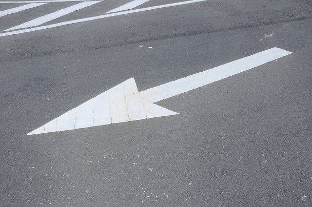 Pfeil-Straßenmarkierung aus Thermoplast. Beschilderung weist den Verkehrsteilnehmern die Richtung.  - Foto, Bild