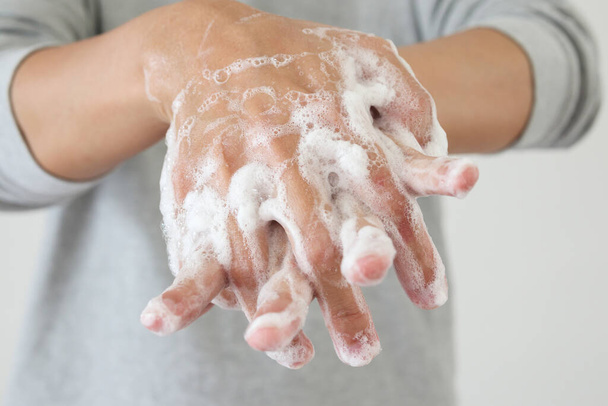 Mann wäscht sich die Hände mit Seife für COVID-19 Coronavirus-Präventionskonzept - Foto, Bild