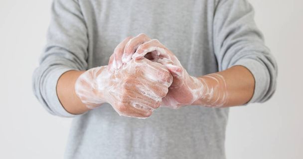 Mann wäscht sich die Hände mit Seife für COVID-19 Coronavirus-Präventionskonzept - Foto, Bild