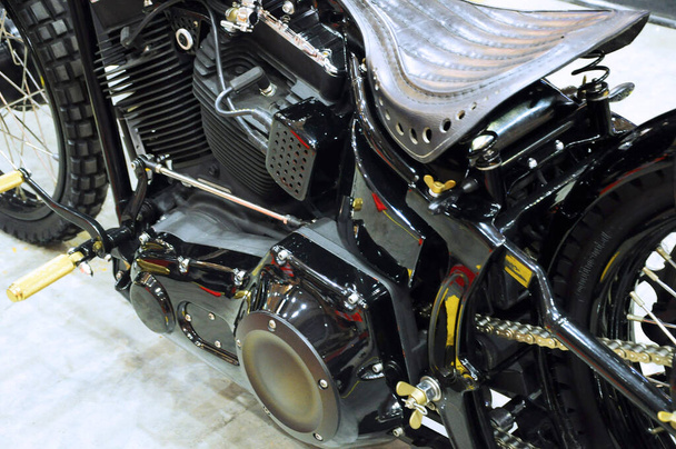 KUALA LUMPUR, MALASIA - 29 DE JULIO DE 2017: Cerrado y seleccionado centrado en un gran motor de motocicleta. Enorme motor y la última tecnología produjo alta capacidad caballos de fuerza a la motocicleta.   - Foto, imagen