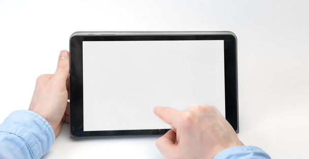 Férfi kéz kezében digitális tabletta üres képernyő fehér alapon. Vedd a képernyőn, hogy a reklám - Fotó, kép