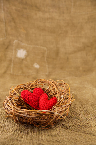 Dos corazones hechos a mano en el nido
 - Foto, Imagen