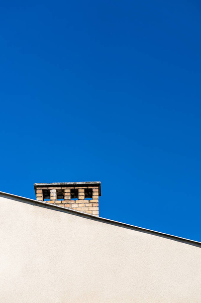 A vertical shot of a building with a blue sky background - Fotó, kép
