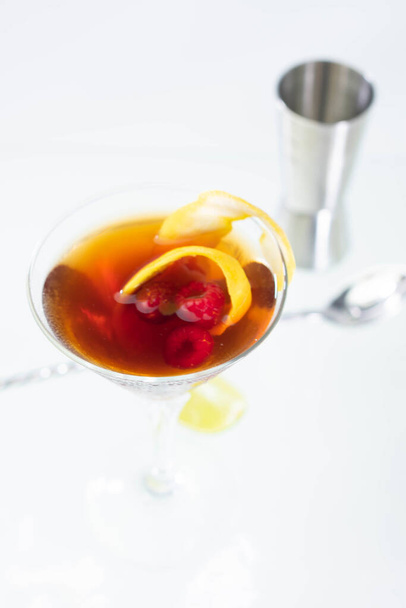 A vertical shot of an alcoholic cocktail on a white surface - Foto, afbeelding