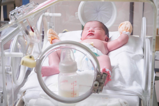 Pasgeboren baby meisje in incubator in het ziekenhuis na de bevalling kamer - Foto, afbeelding