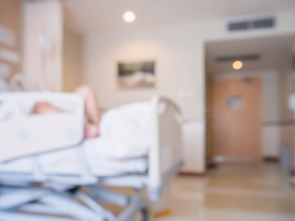 Абстрактное размытие Пациент на кровати в интерьере больничной палаты для заднего плана - Фото, изображение