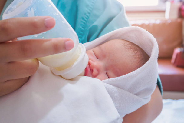 Matka krmení novorozence z láhve - Fotografie, Obrázek