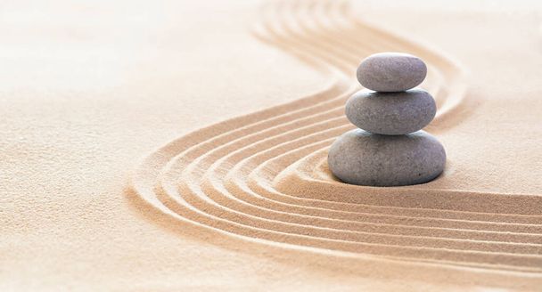 Pietre zen con linee sulla sabbia - Terapia Spa - Purezza armonia ed equilibrio Concetto - Foto, immagini