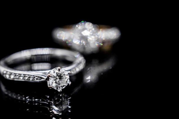Close up šperky diamantový prsten na černém pozadí s odrazem - Fotografie, Obrázek