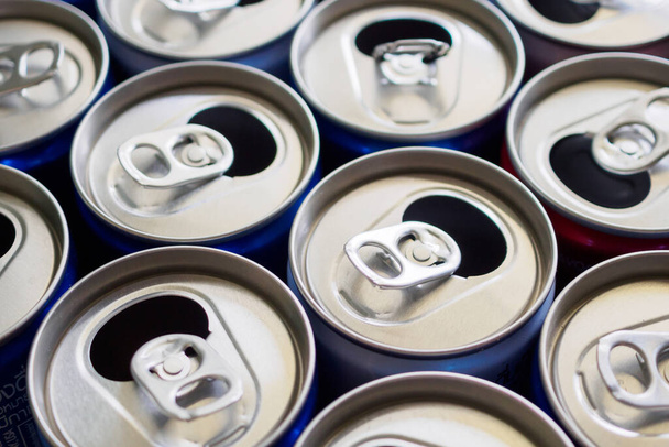 Boîtes de boisson vides en aluminium recyclage concept de fond - Photo, image