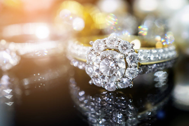 Biżuteria luksusowe pierścionki diamentowe z odbiciem na czarnym tle - Zdjęcie, obraz