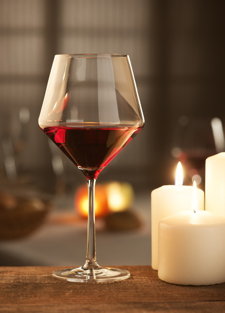 Red wine with candles - Foto, afbeelding